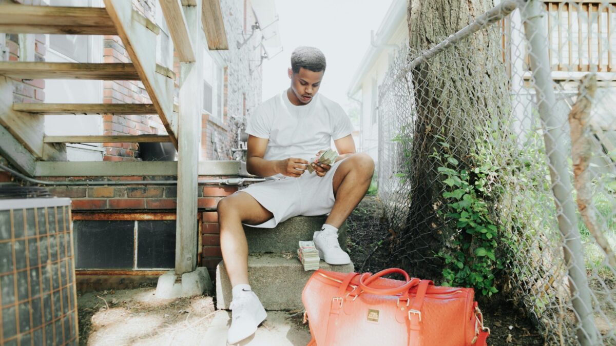 How to Travel and Still Grow Your Savings Account