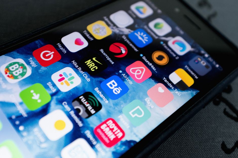 From Hollywood to Wall Street: Apps That Track Celebrity Investments 2 ai generated 1782204081 1