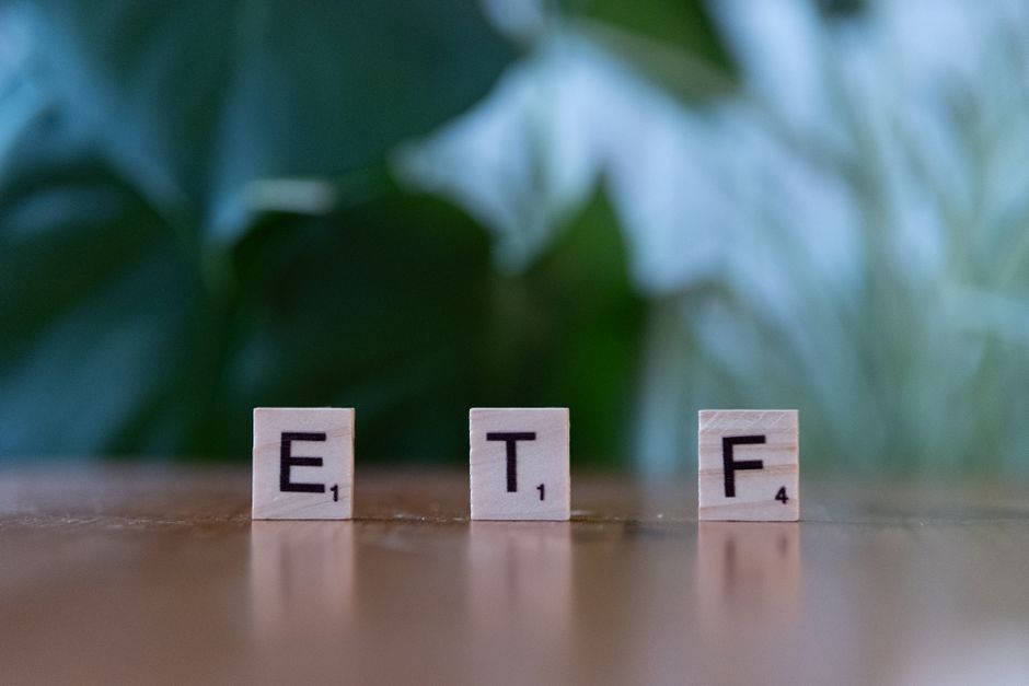ESG-Conscious Investing: Top Sustainable Dividend ETFs for a Balanced Portfolio 2 ai generated 1790585122 1